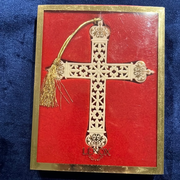 LENOX Pierced Gold Cross Ornament 5" - Picture 1 of 11